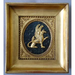 Large Empire-style Miniature In Chiseled Bronze Gilded With Mercury, Depicting A Seated Griffin: 21.6 X 24.2 Cm