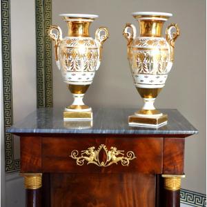 Paire de vases d'époque Empire en porcelaine de Paris, décor blanc et or - 24.8cm