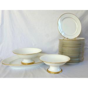 Manufacture Honoré : Service de table pour 18 personnes en porcelaine blanche à filets or signé