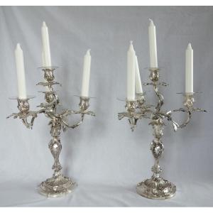 Paire de grands candélabres de style Louis XV Rocaille en bronze argenté d'après Meissonnier