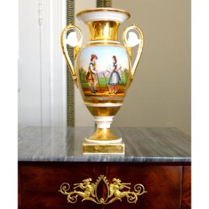 Vase Empire en porcelaine de Paris doré à l'or fin, couple d'ecossais jouant au golf