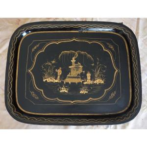 Grand plateau de service Napoléon III en tôle laquée, chinoiseries sur fond noir 57x53cm