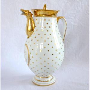 Verseuse, cafetière en porcelaine de Paris d'époque Empire à décor pointillé à l'or monogramme