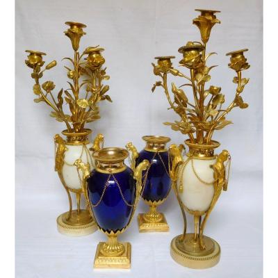 Garniture De Cheminée d'époque Louis XVI 4 Pièces Aux Coqs - Bronze Doré, Marbre Et Verre Bleu 