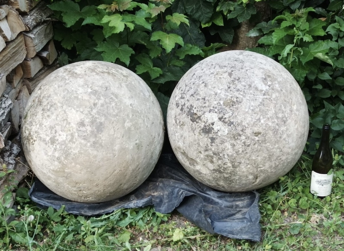 Paire de boules en pierre -photo-2
