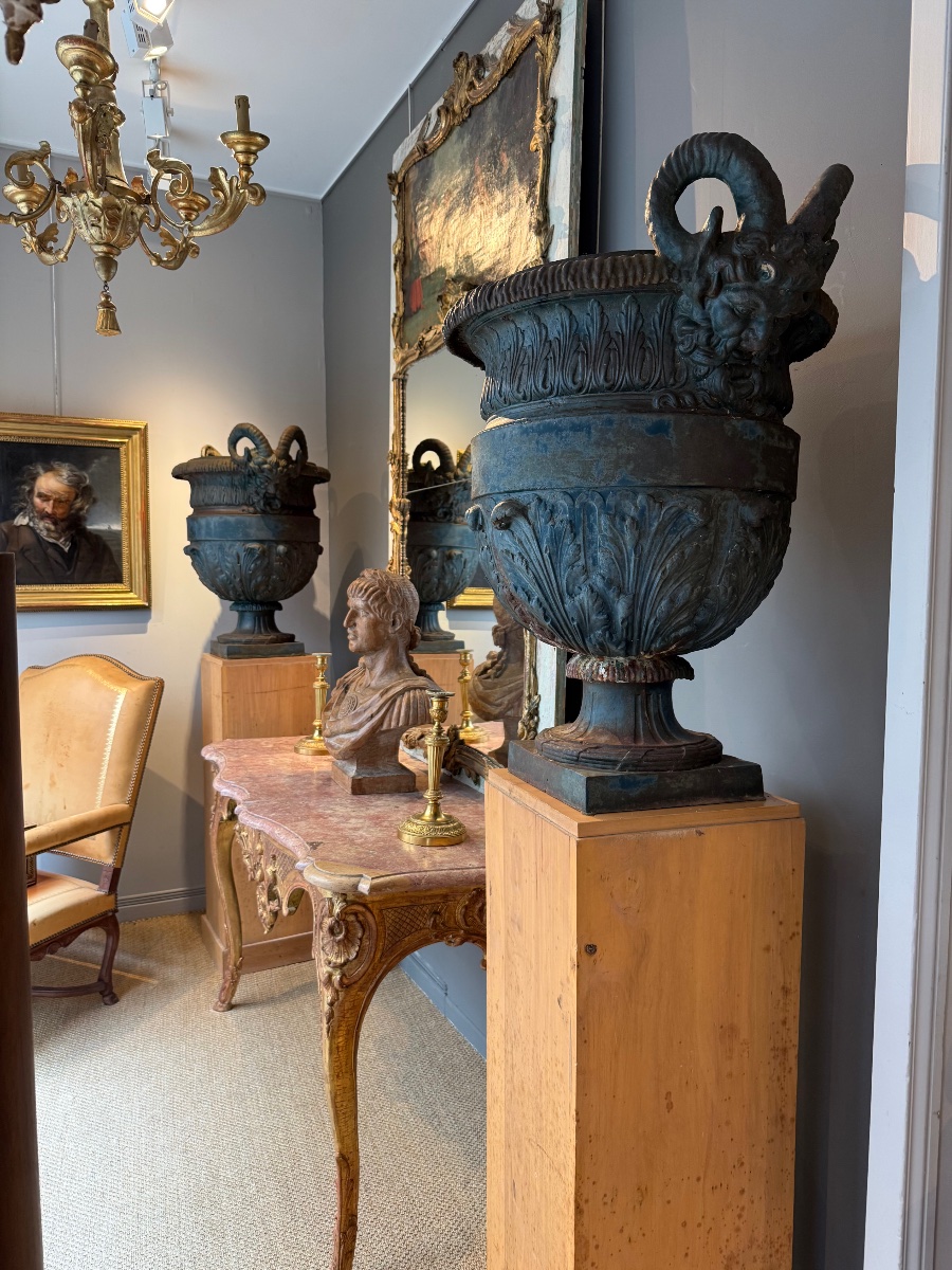 Pair Of Cast-iron Vases -photo-1