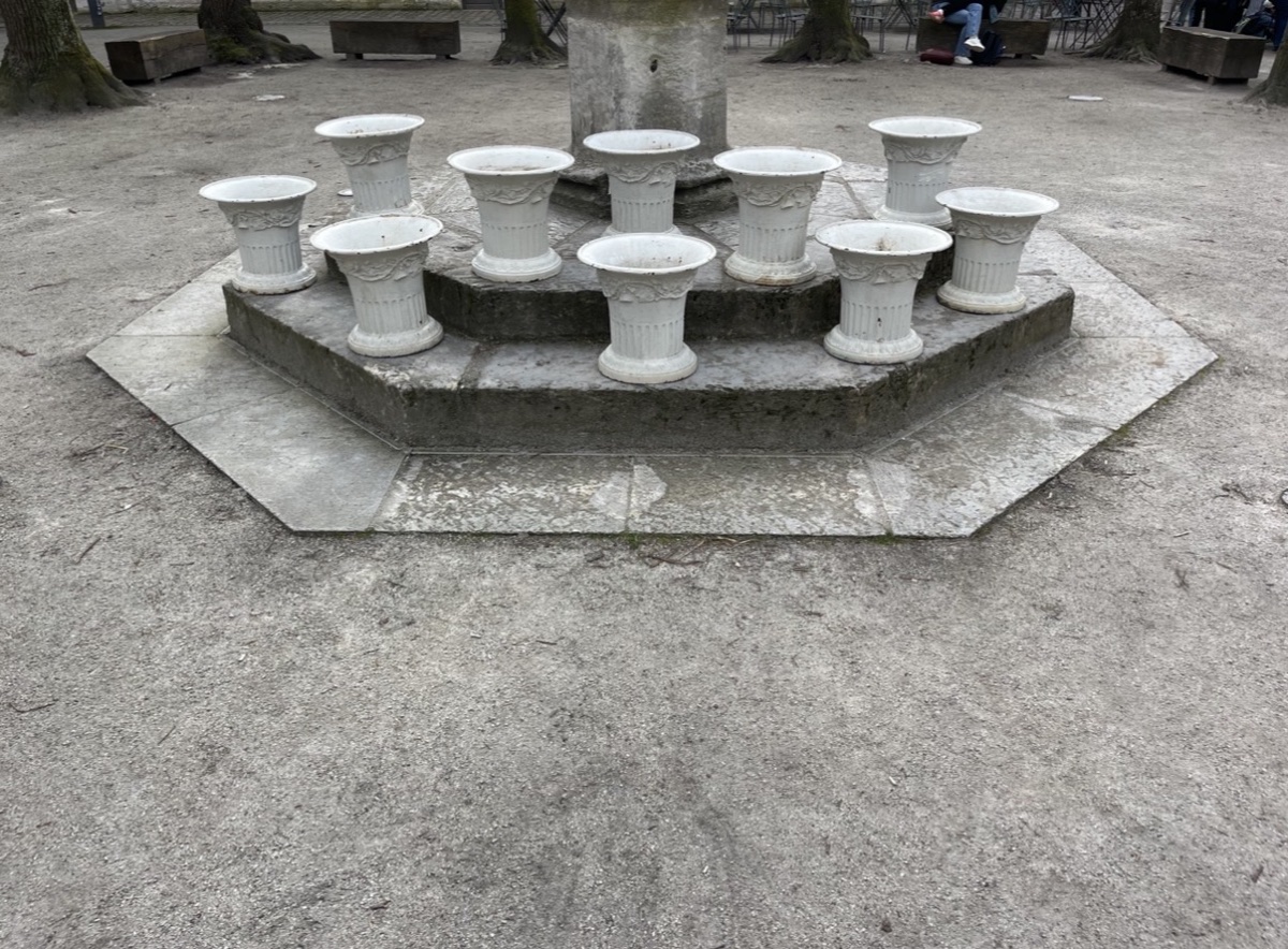 10 vases en fonte 