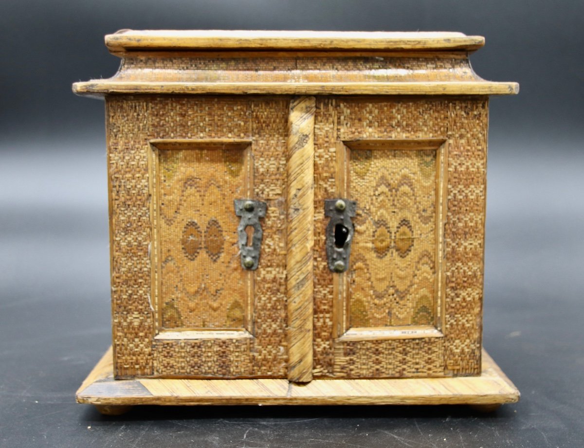 Cabinet En Marqueterie De Paille d'époque XVIIème