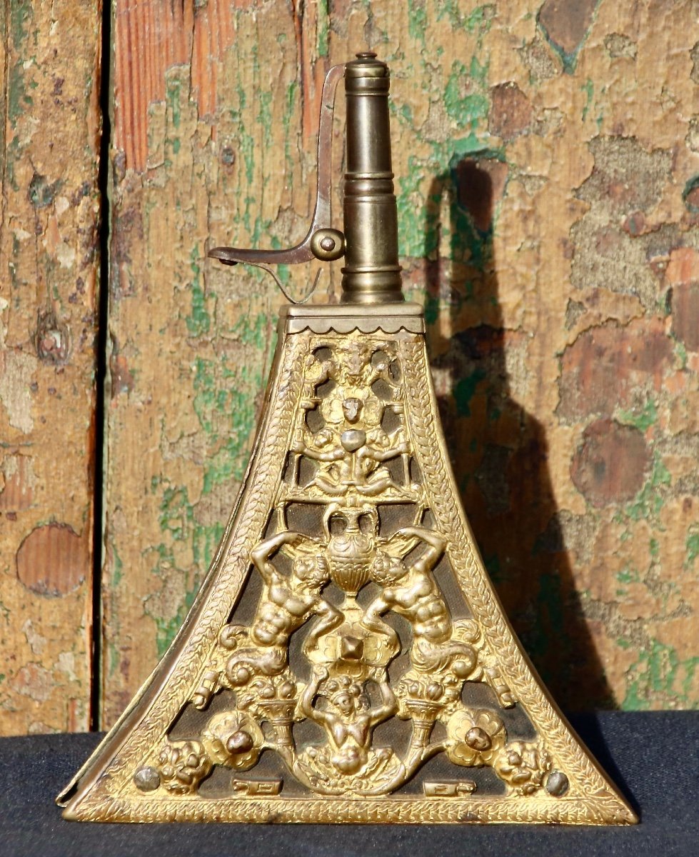 Late 16th Century Powder Pear In Brass-photo-8