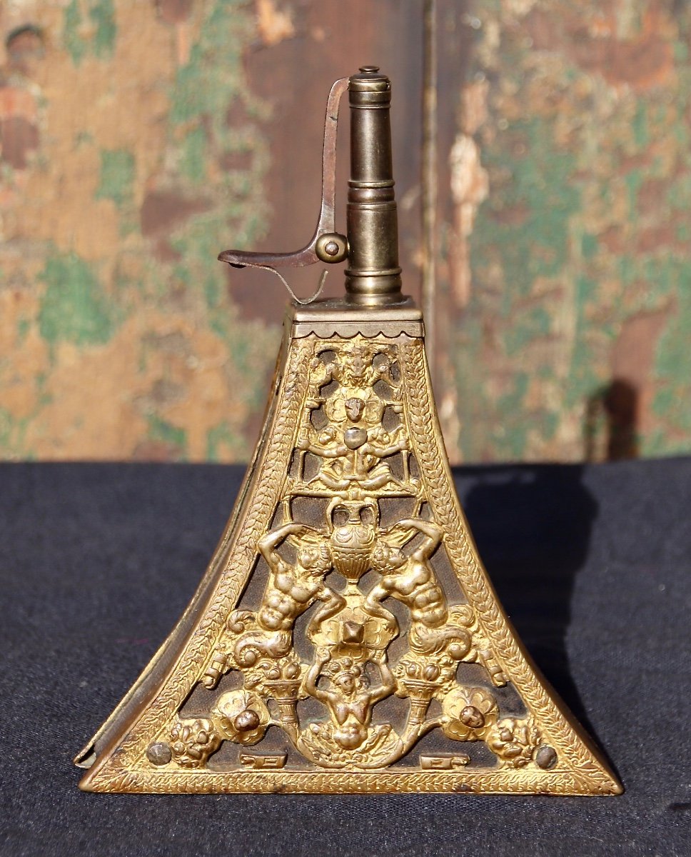 Late 16th Century Powder Pear In Brass