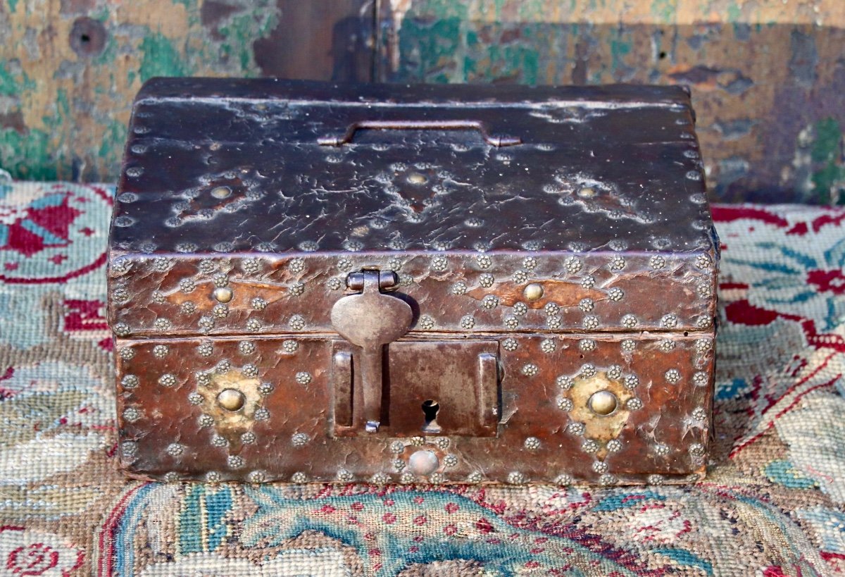 17th Century Leather Box Trimmed With Studs -photo-3