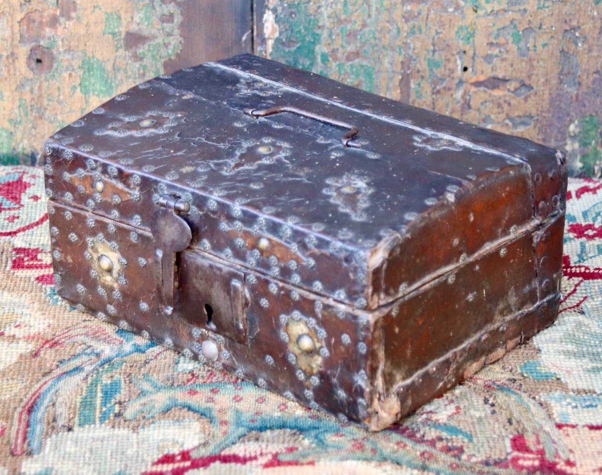 17th Century Leather Box Trimmed With Studs -photo-7