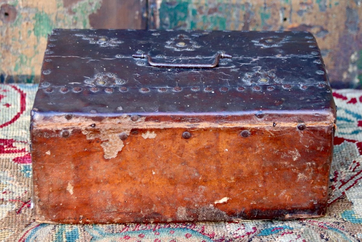 17th Century Leather Box Trimmed With Studs -photo-8