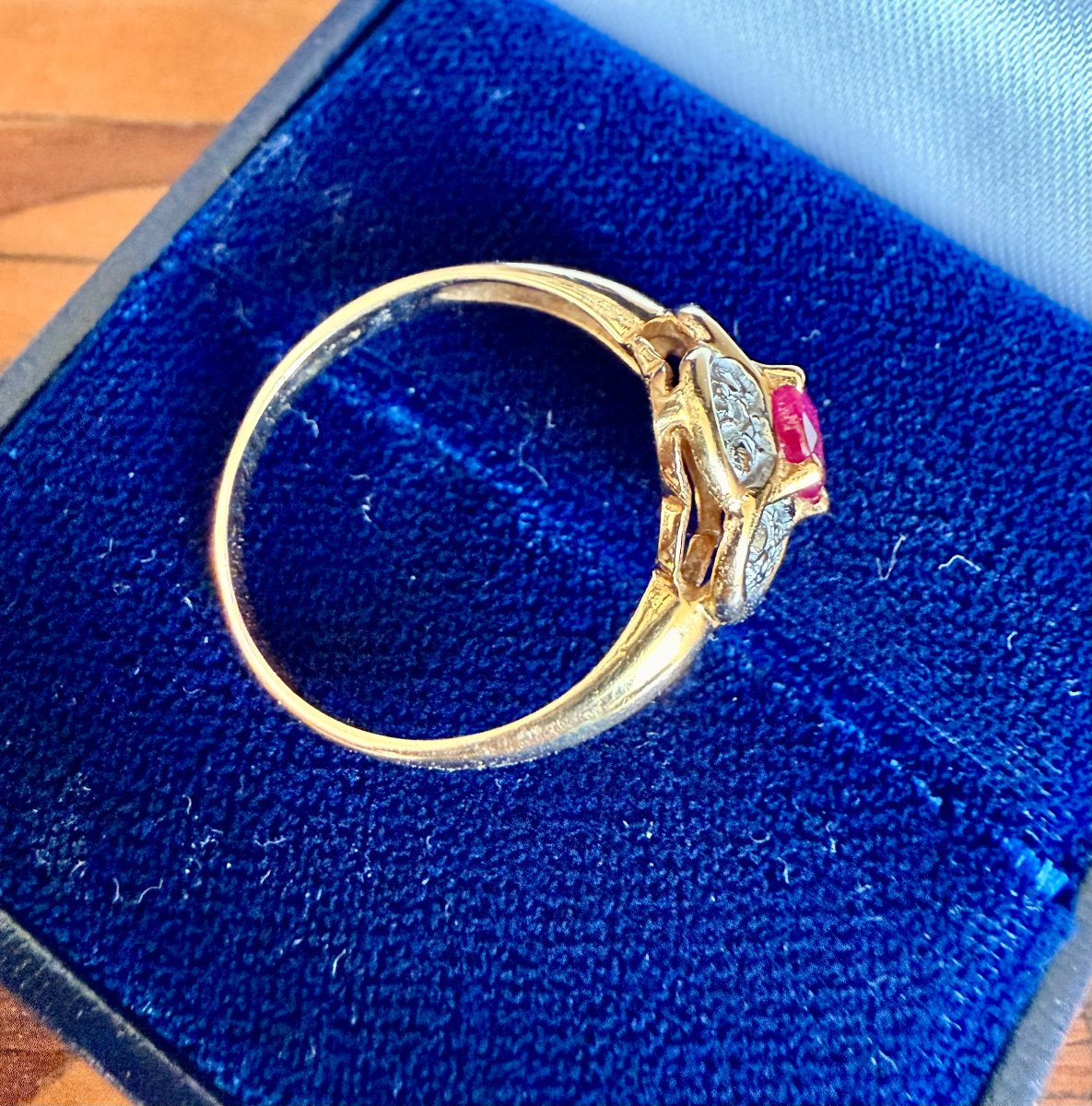 Bague en or jaune serti d'un rubis et de 4 diamants-photo-4