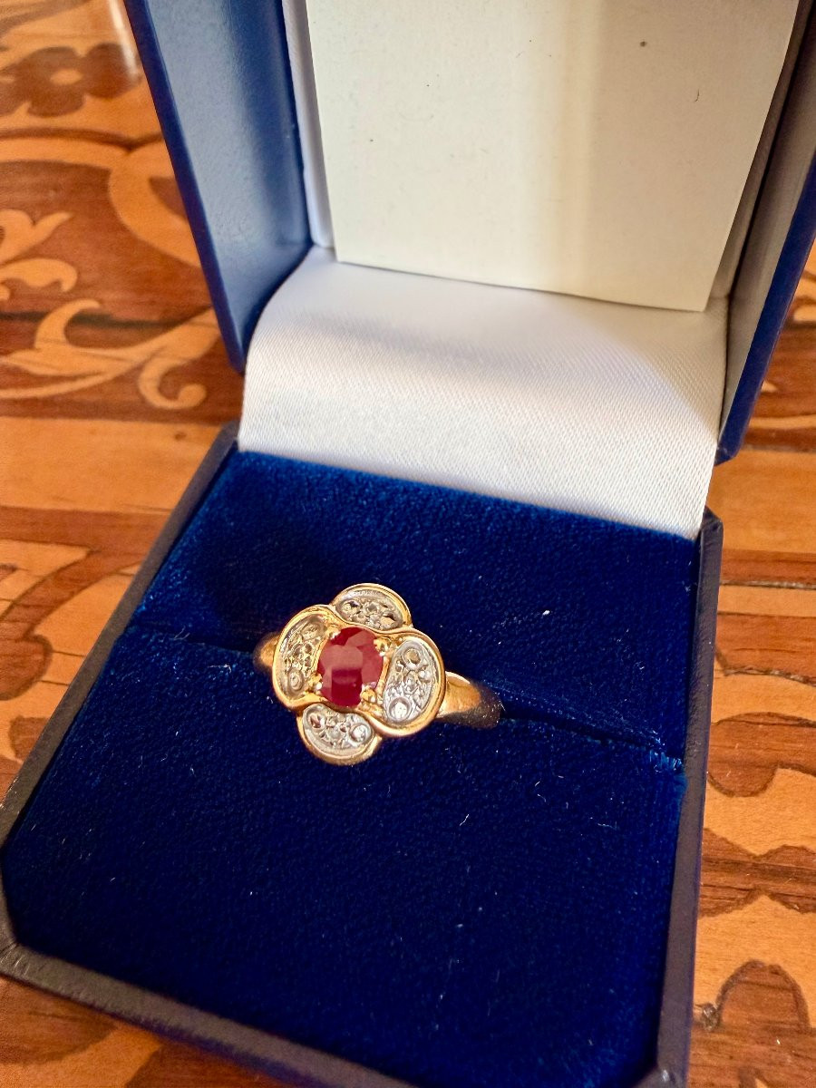 Bague en or jaune serti d'un rubis et de 4 diamants-photo-1