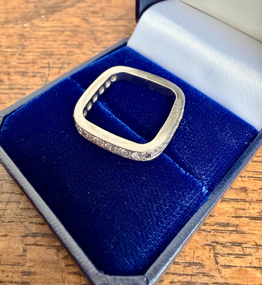 bague alliance carré en or gris et diamants -photo-6