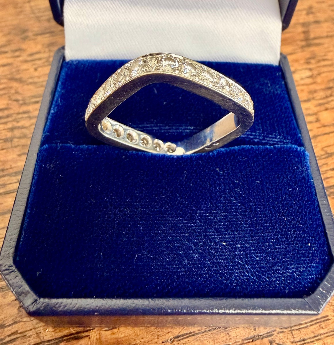 bague alliance carré en or gris et diamants 