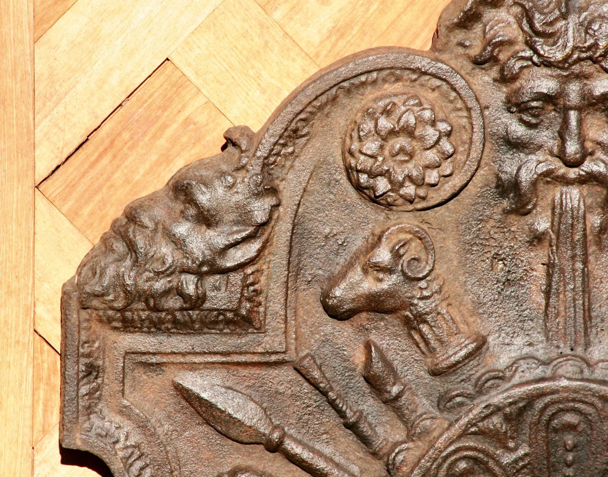 plaque de cheminée en fonte  d'époque XVIIème  décor aux attributs-photo-3
