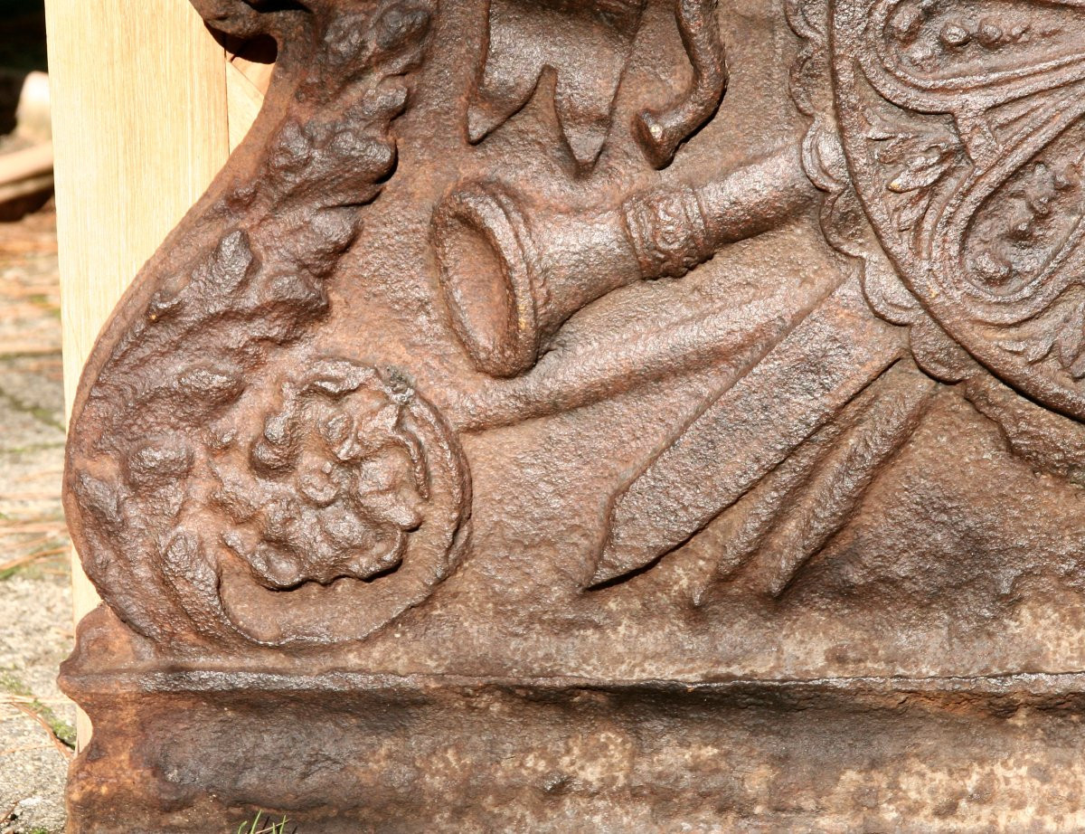 plaque de cheminée en fonte  d'époque XVIIème  décor aux attributs-photo-4