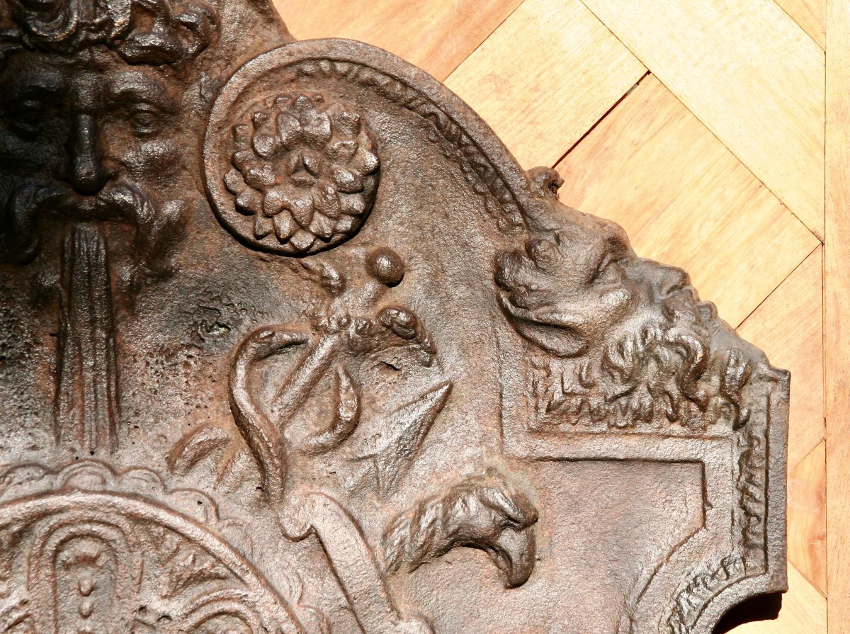plaque de cheminée en fonte  d'époque XVIIème  décor aux attributs-photo-6