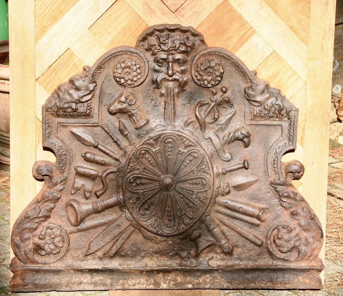 plaque de cheminée en fonte  d'époque XVIIème  décor aux attributs