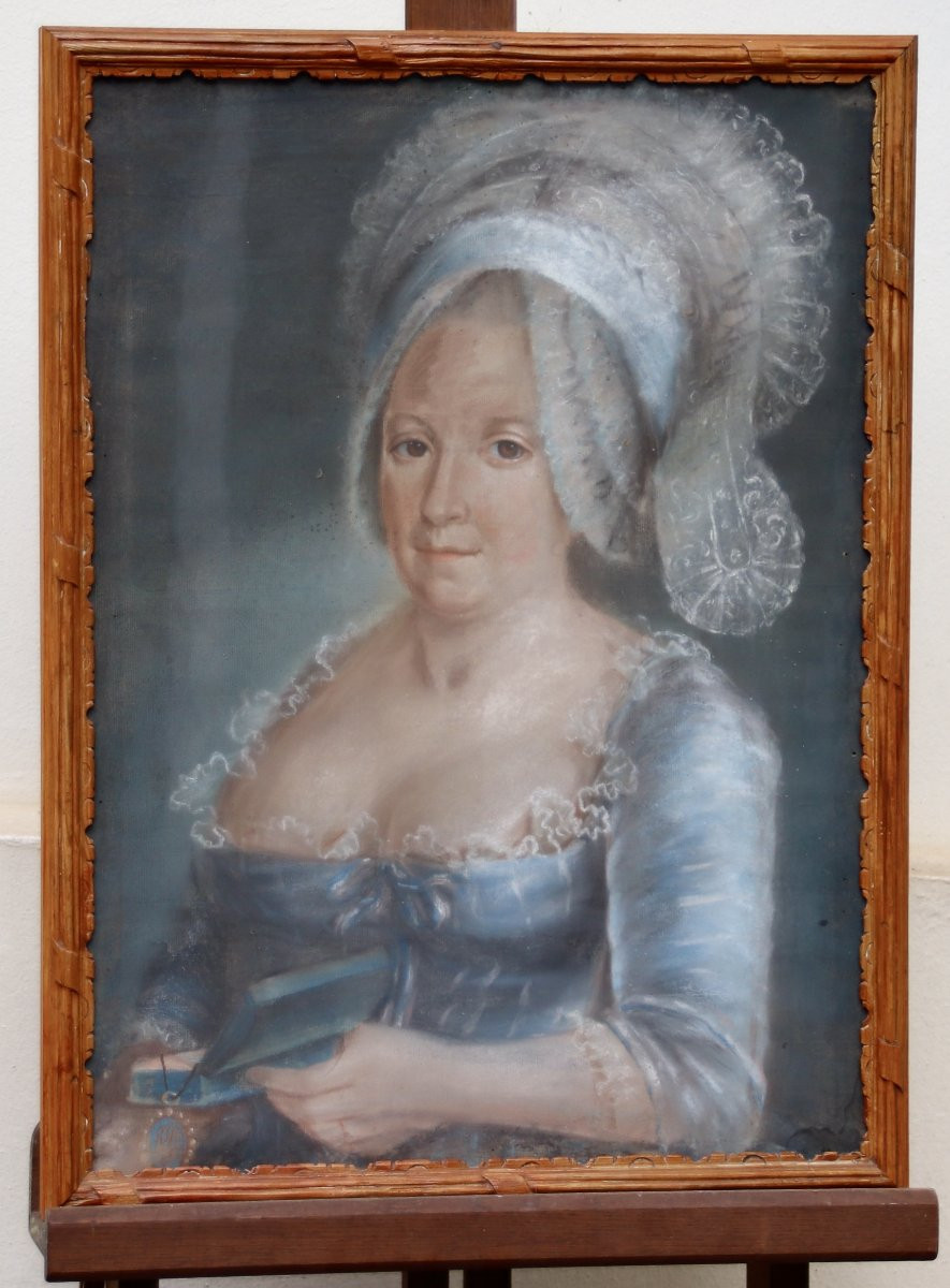 18th-century Pastel Of A Woman With A Headdress -photo-4