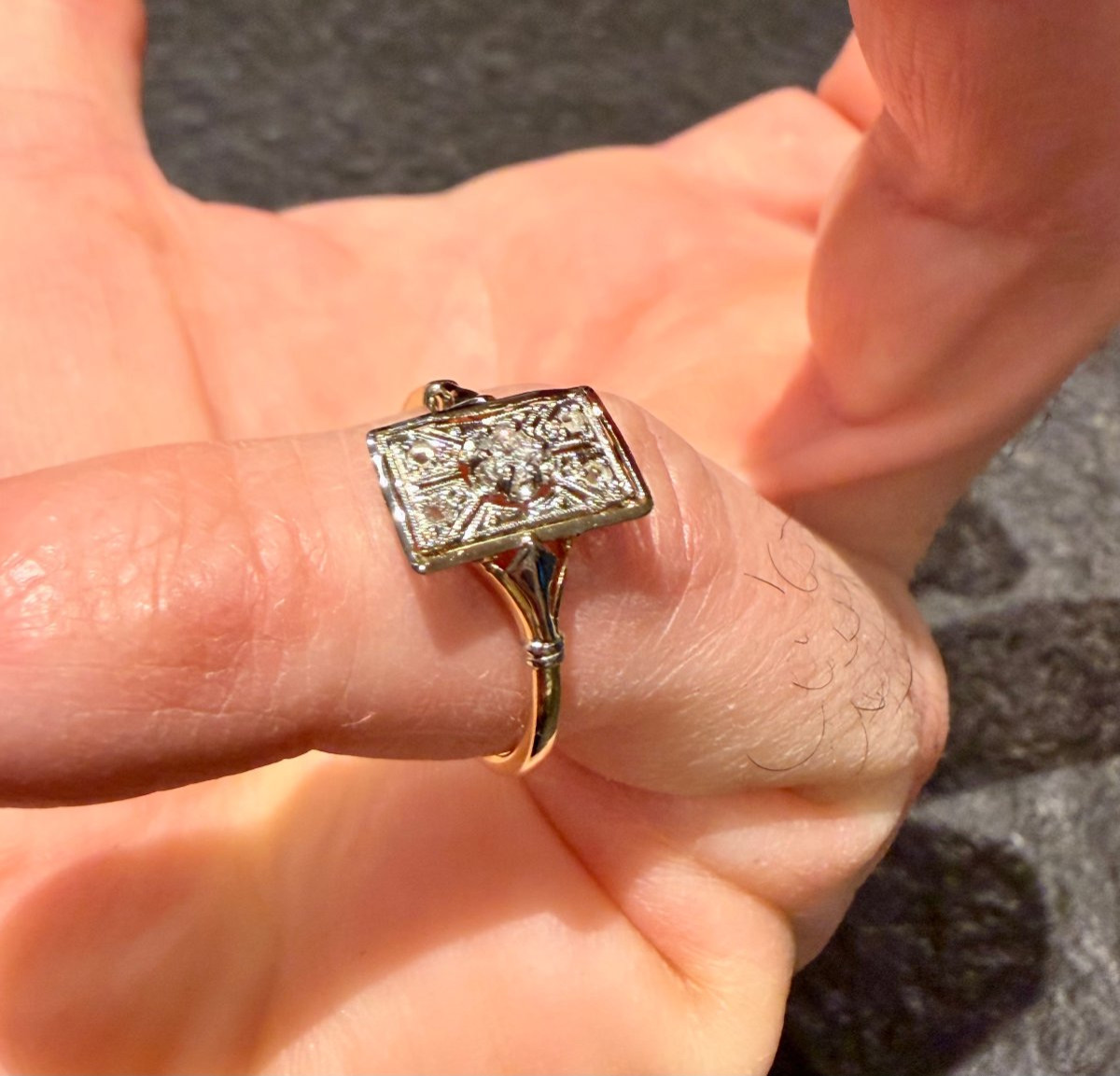 bague or jaune et platine chaton orné d'un diamant -photo-1