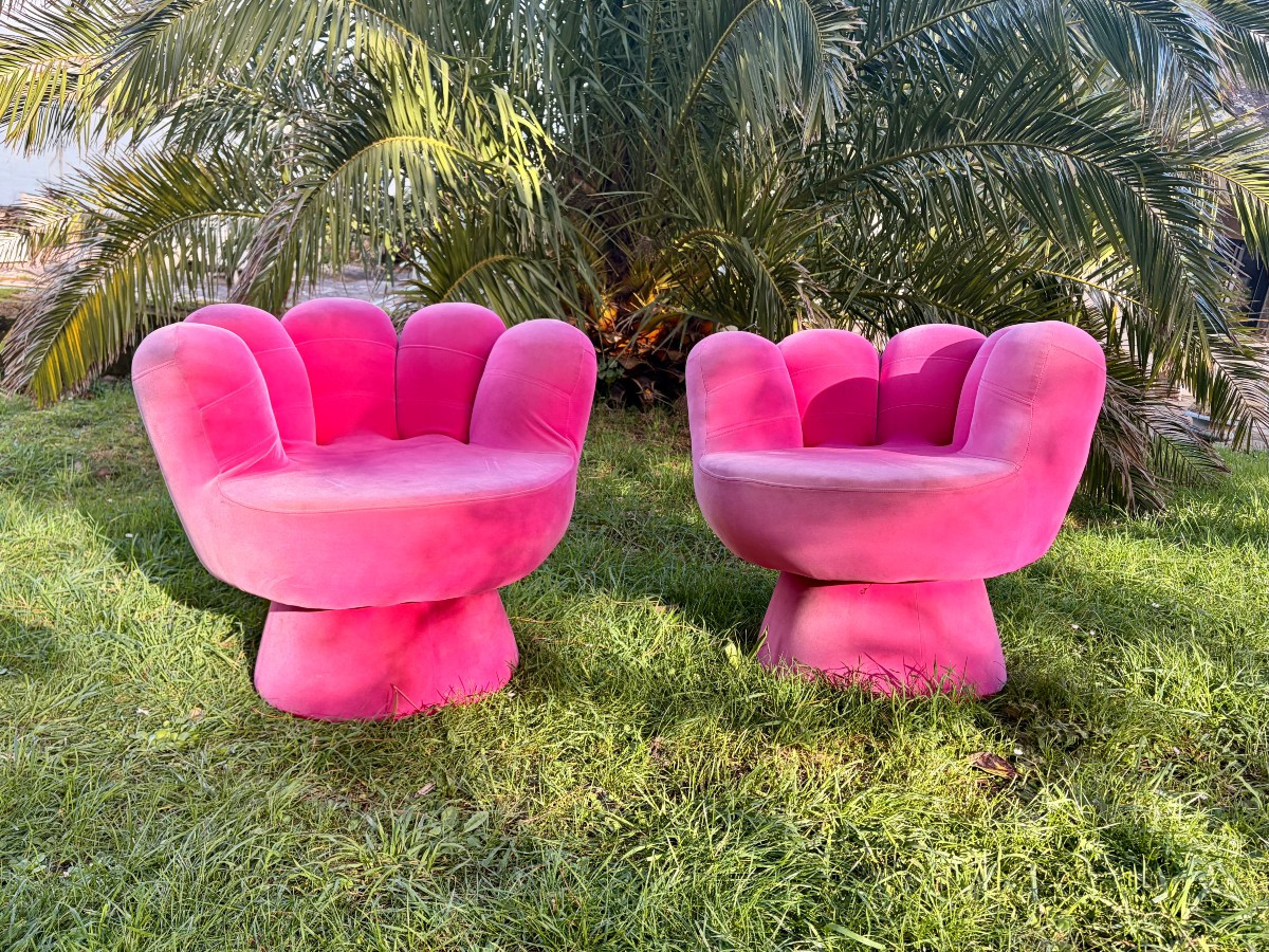 Paire de fauteuils main en velours fichsia des années 80 11