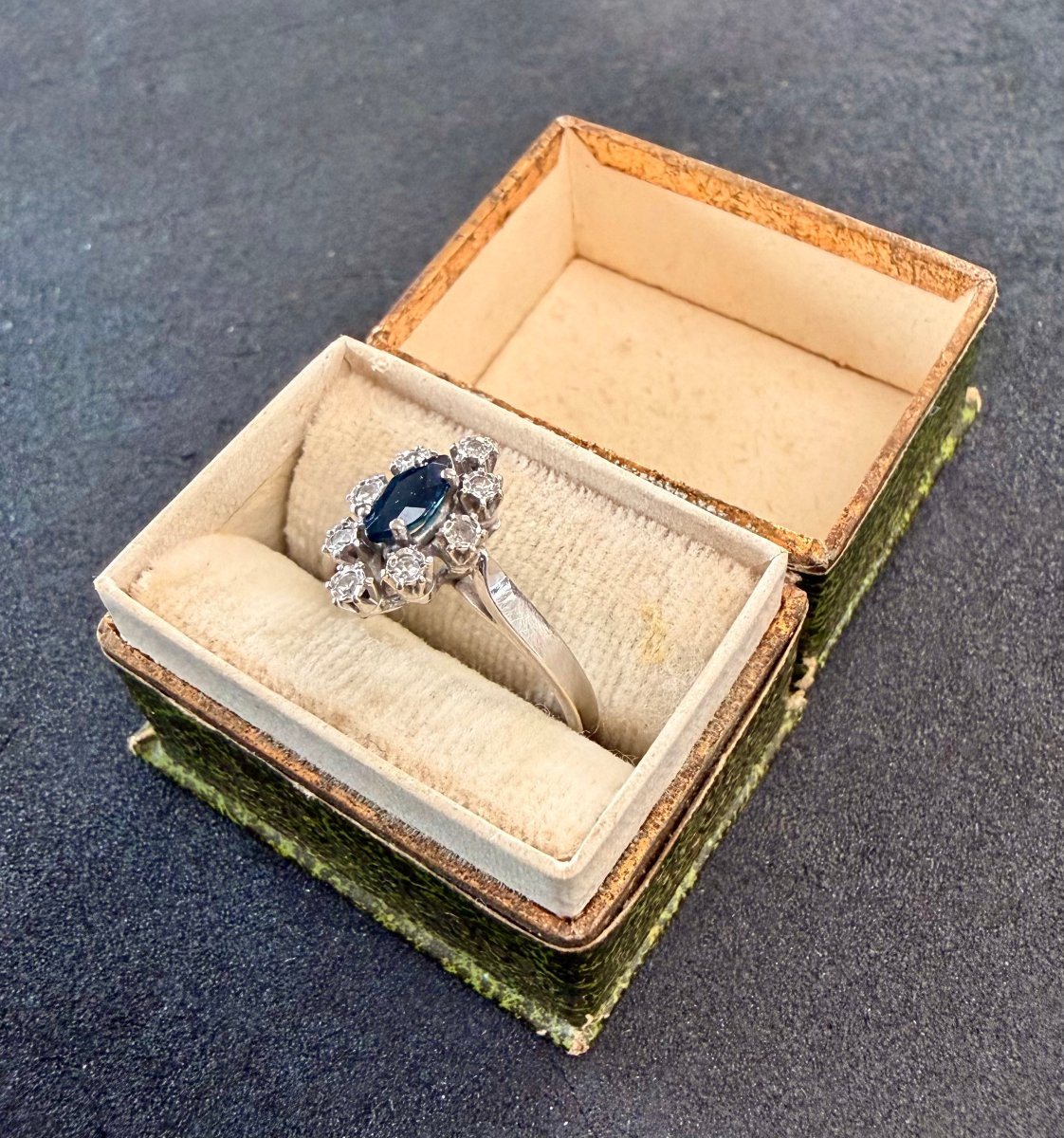 bague en or blanc saphir et diamants -photo-1