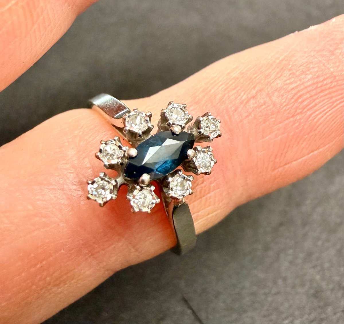 bague en or blanc saphir et diamants -photo-3