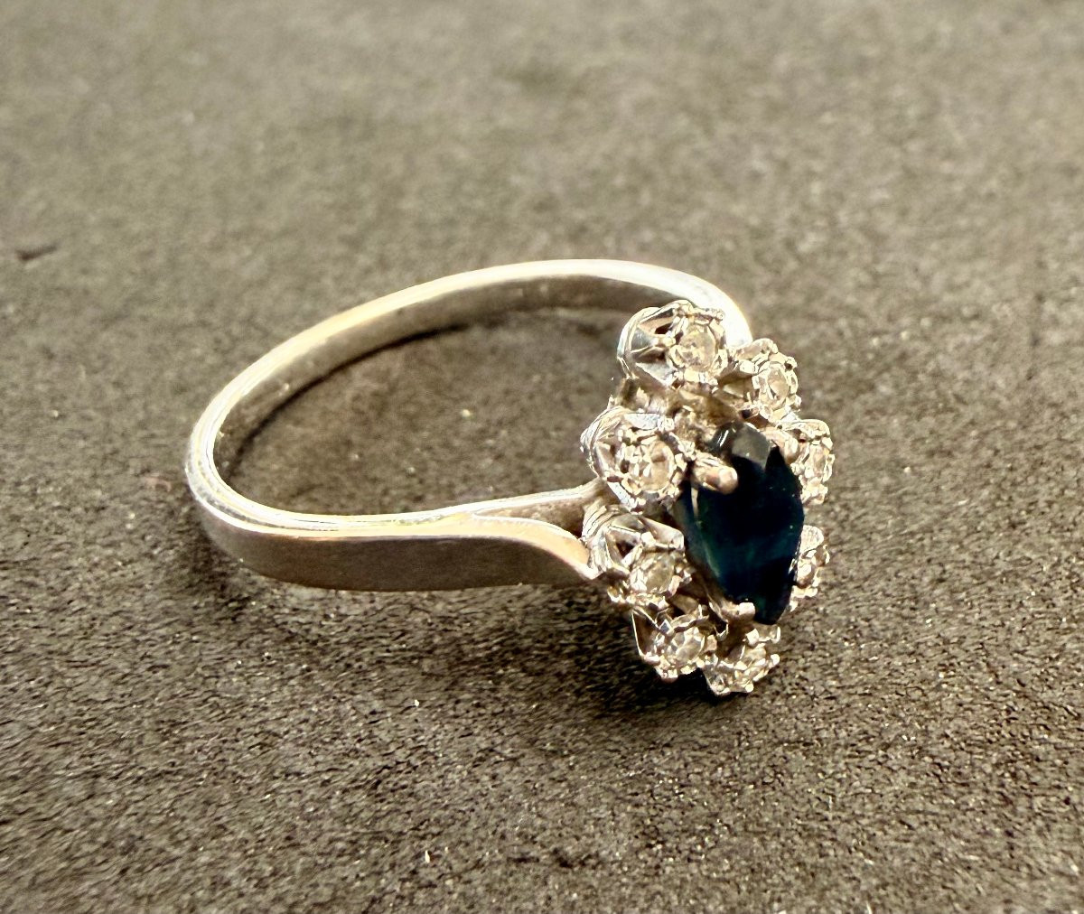 bague en or blanc saphir et diamants -photo-5