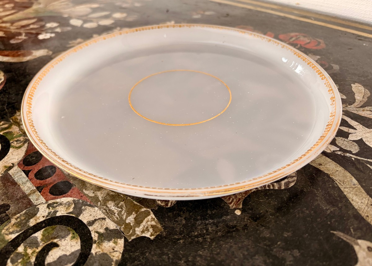 grand plateau XIXème en opaline blanche 