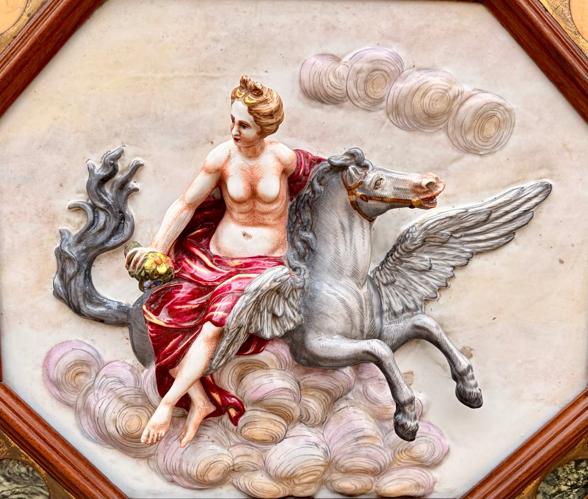 capodimonte plaque en haut relief en porcelaine représentant Pégase -photo-2