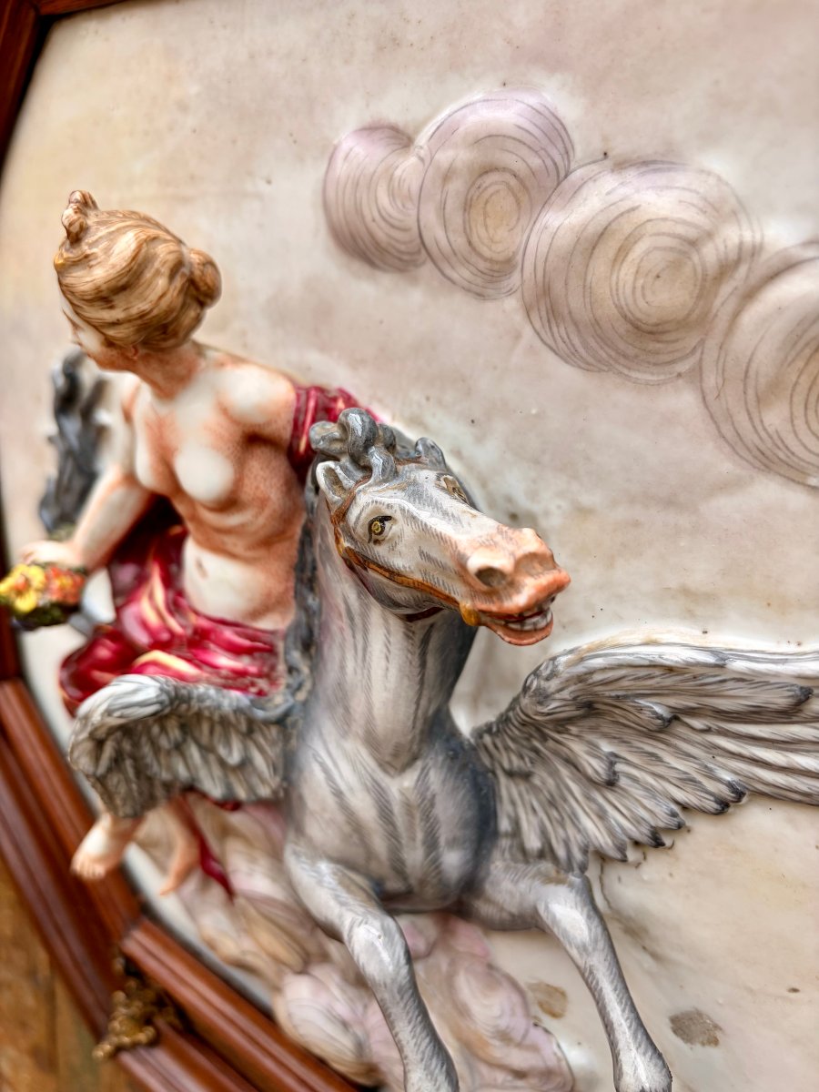 capodimonte plaque en haut relief en porcelaine représentant Pégase -photo-6