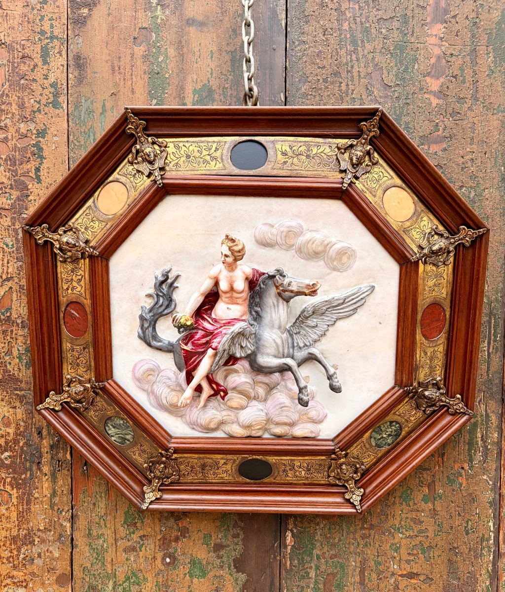 capodimonte plaque en haut relief en porcelaine représentant Pégase 