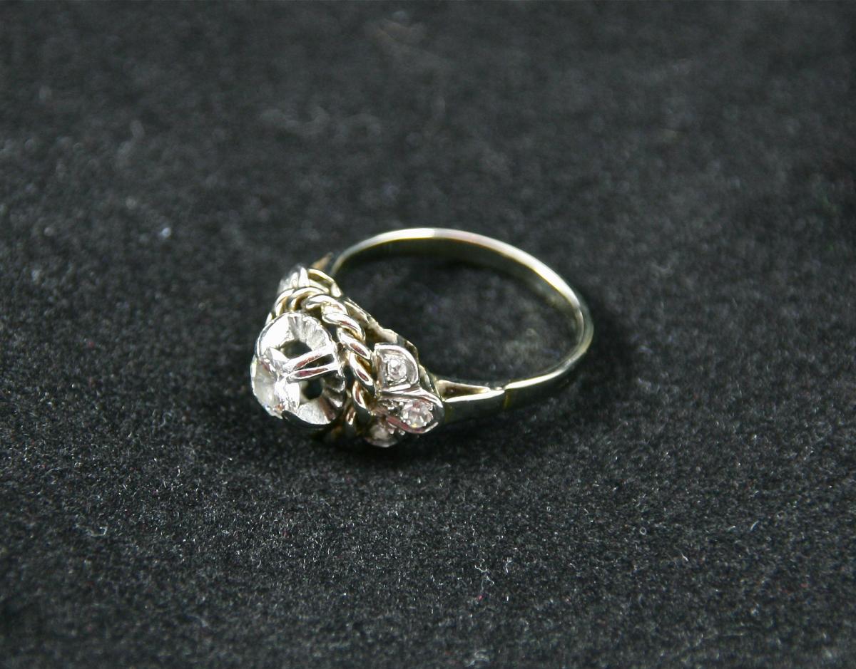 Nineteenth Ring In Gray Gold And Diamonds