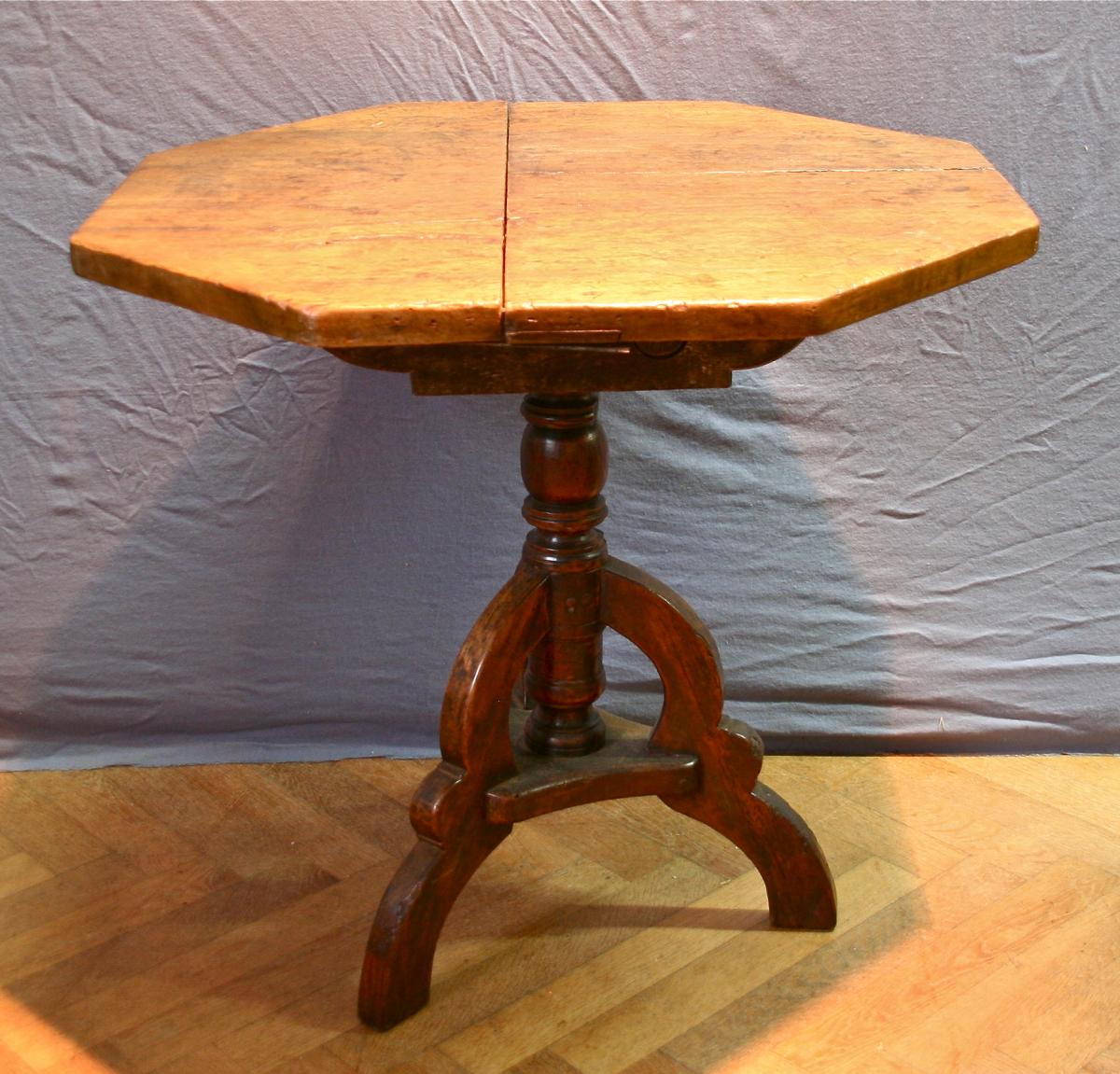 17th Century Swivel Octagonal Table In Walnut