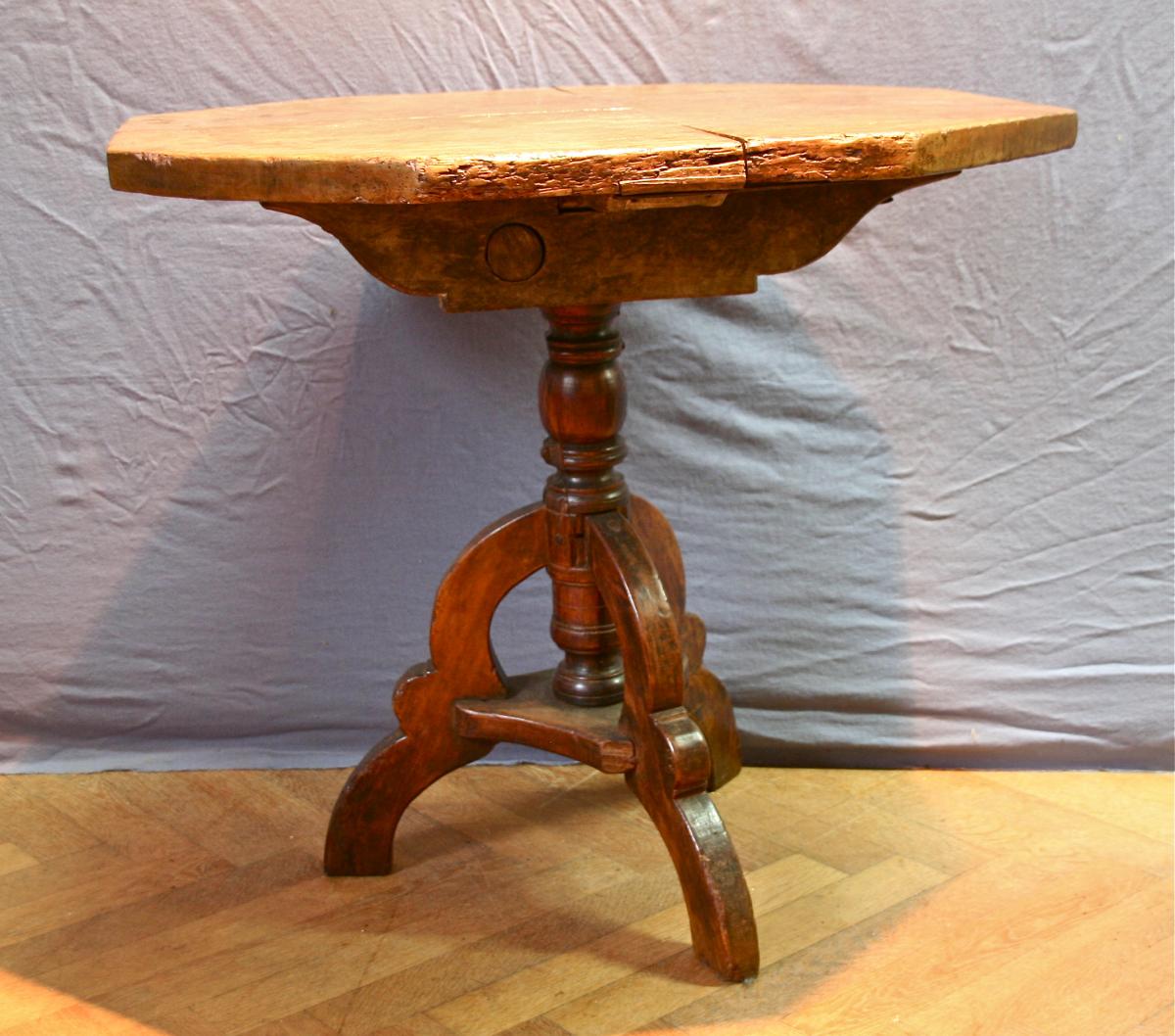 17th Century Swivel Octagonal Table In Walnut-photo-2