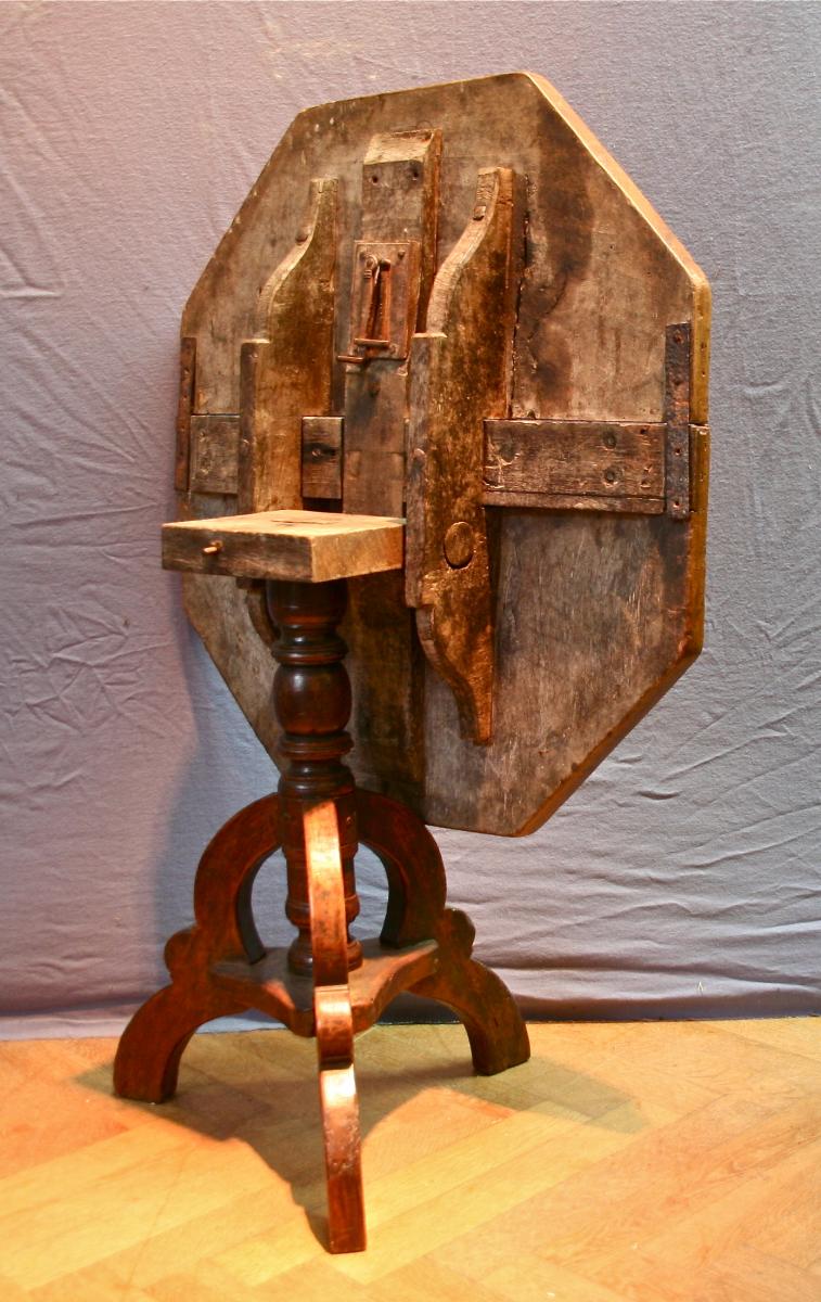 17th Century Swivel Octagonal Table In Walnut-photo-3