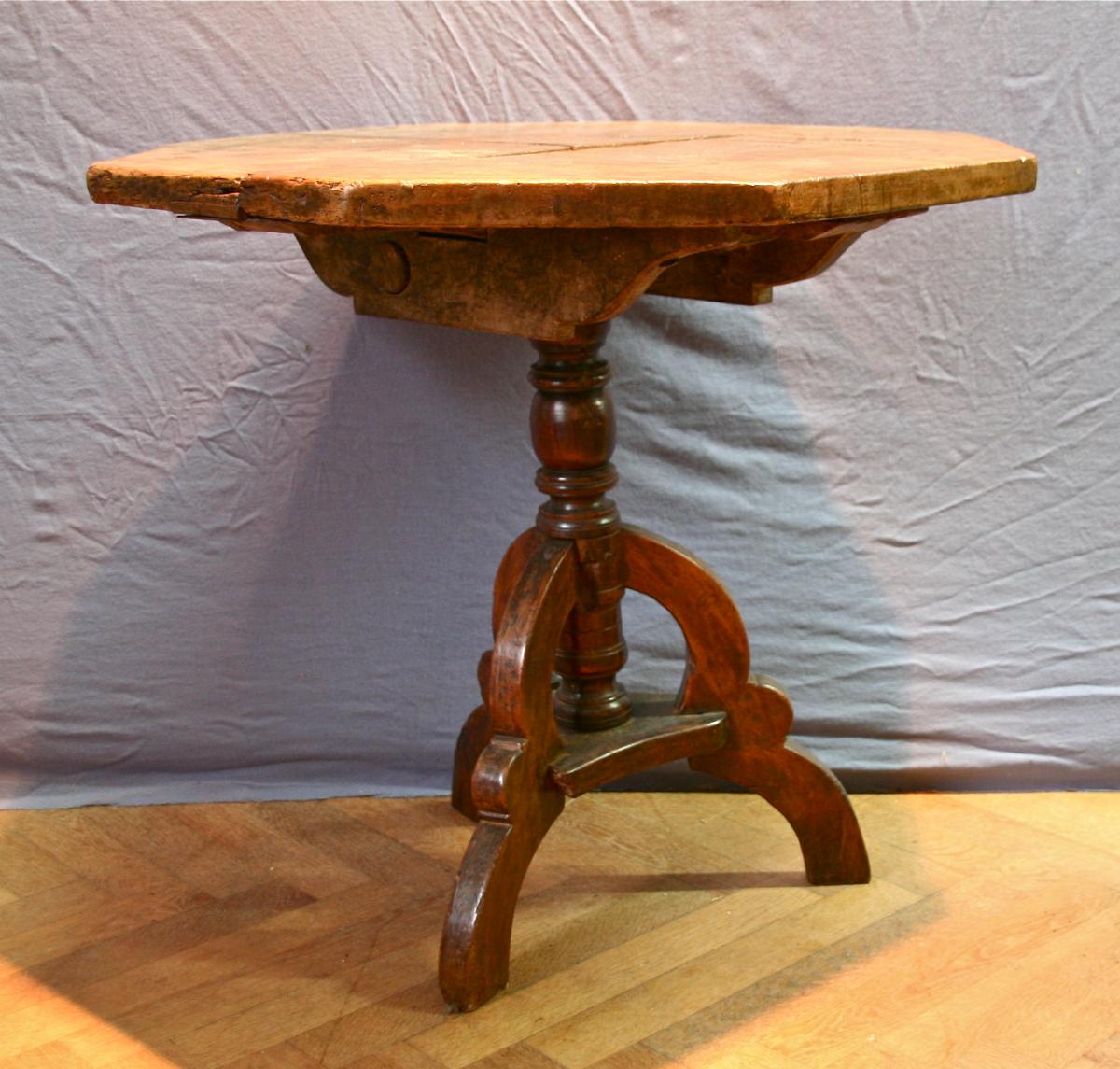 17th Century Swivel Octagonal Table In Walnut-photo-1