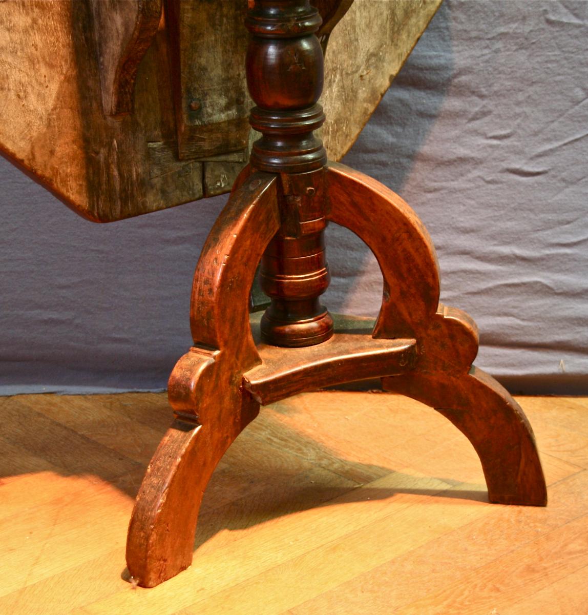 17th Century Swivel Octagonal Table In Walnut-photo-5