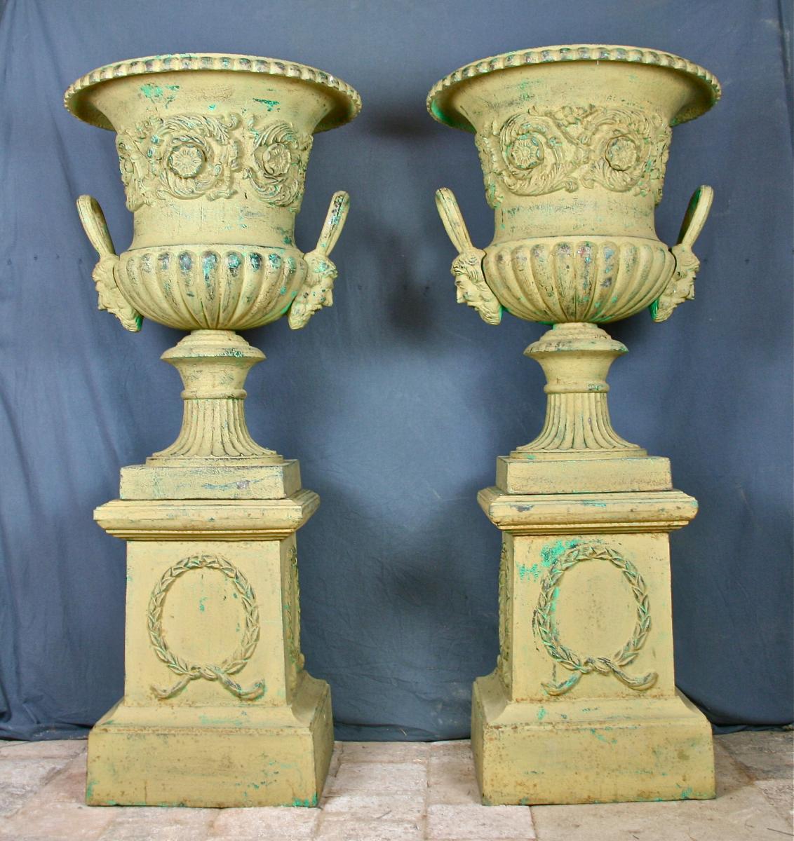 Très Grande Paire De Vases Médicis En Fonte Sur Socle 