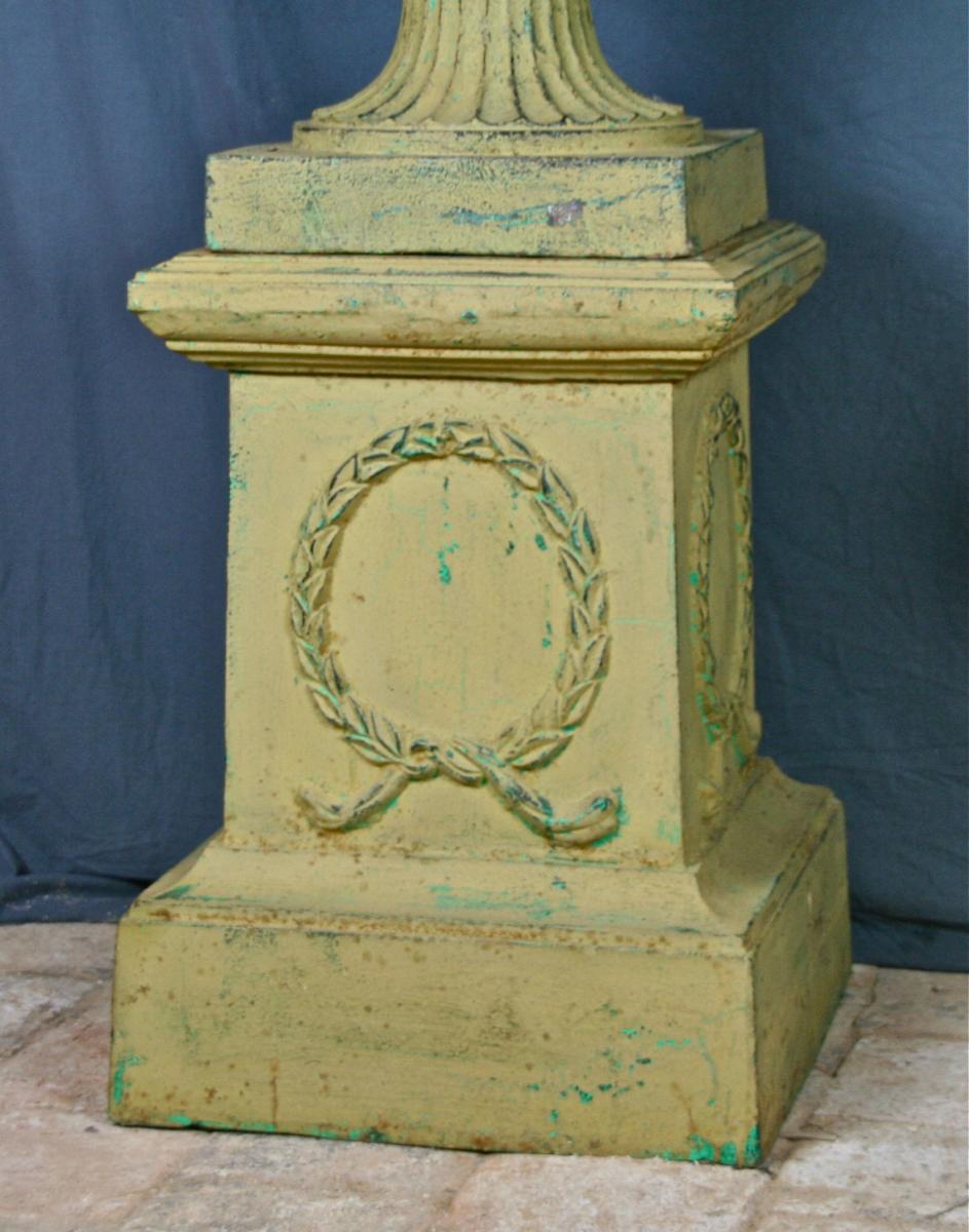 Très Grande Paire De Vases Médicis En Fonte Sur Socle -photo-3