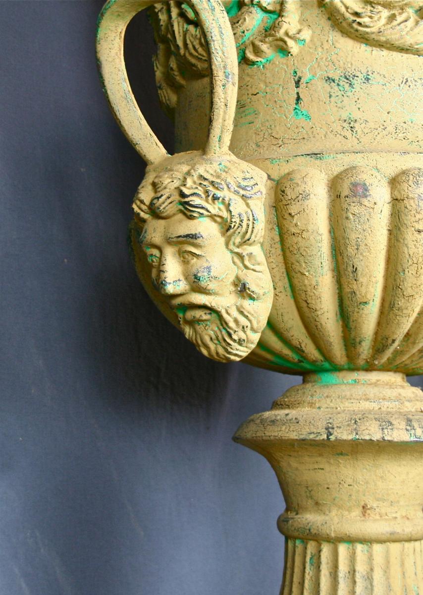 Très Grande Paire De Vases Médicis En Fonte Sur Socle -photo-4