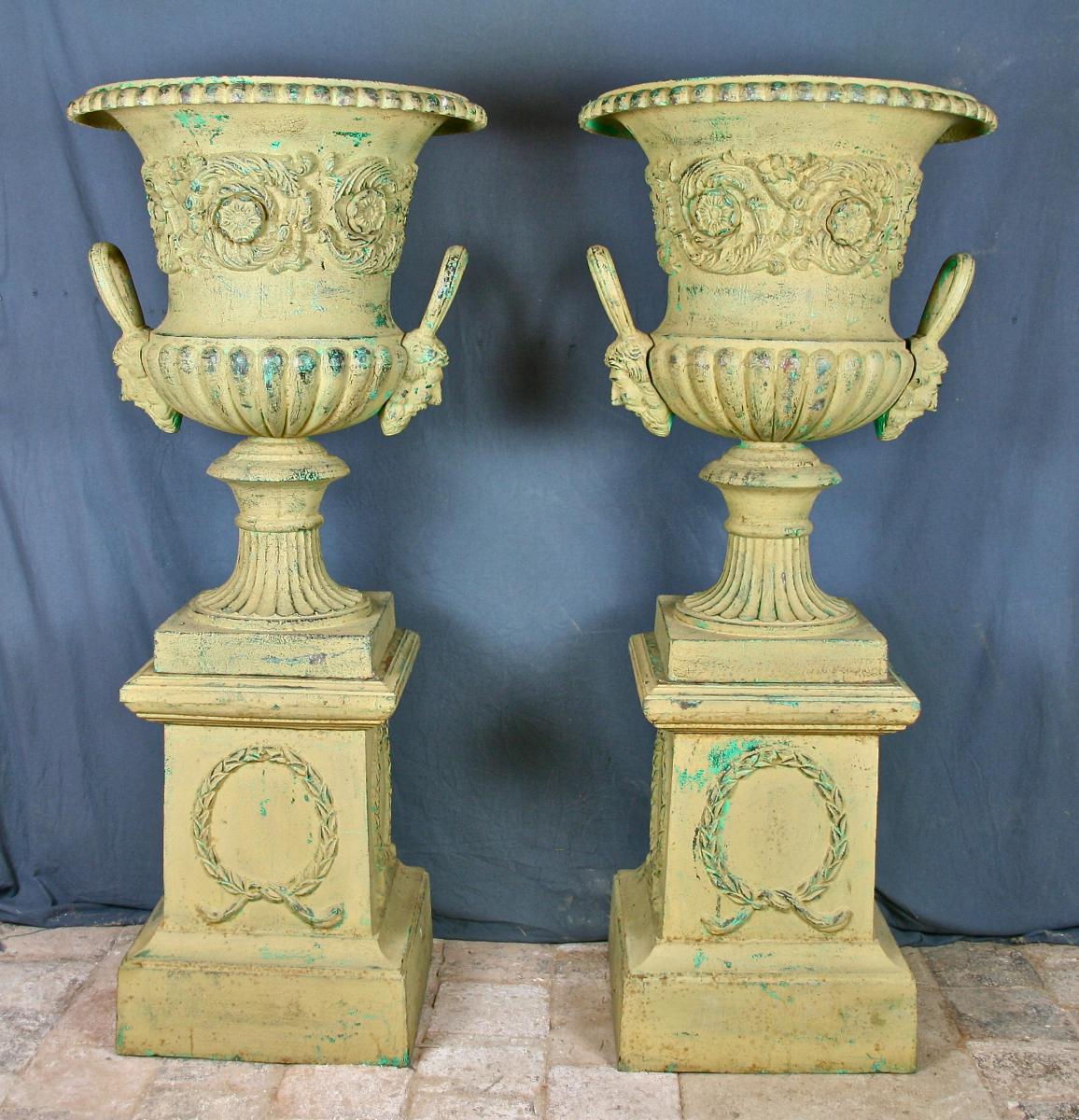 Très Grande Paire De Vases Médicis En Fonte Sur Socle -photo-5