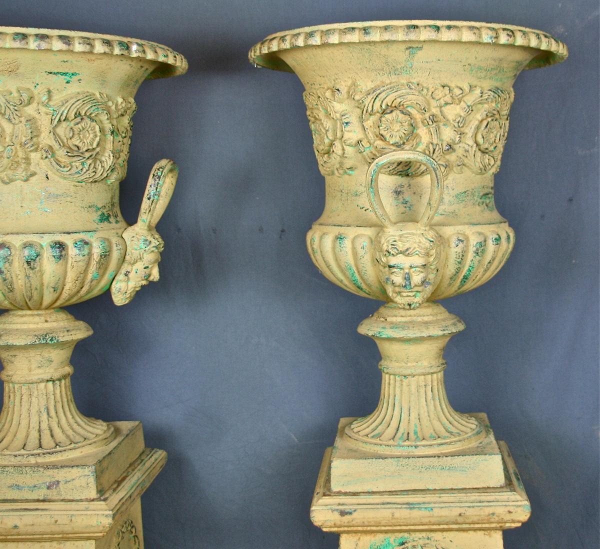 Très Grande Paire De Vases Médicis En Fonte Sur Socle -photo-7