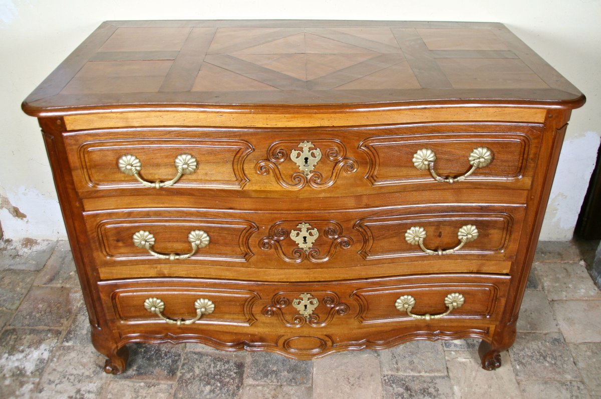 Commode Galbée  XVIIIème En Noyer À Dessus Parqueté 