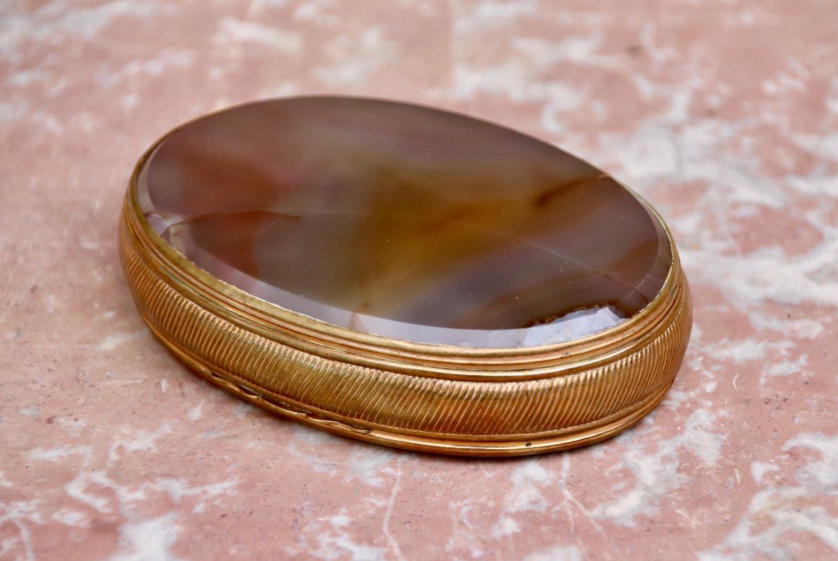 XIXth Oval Box In Pomponne And Agate