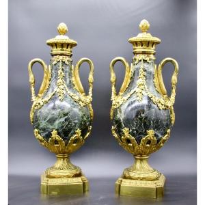 Grande Paire De Vases Urnes XIXème En Marbre Et Bronze Doré