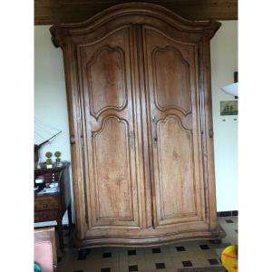 Large Curved Wardrobe On All Sides 